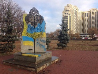 Памятный знак Киева и Москвы стал желто-синим
