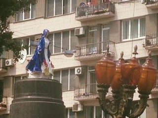 На место Ленина поставили новую статую