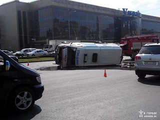 В центре Киева случилось ДТП с участием скорой помощи