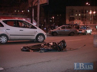Инвалид решил перейти оживленную трассу и был сбит автомобилем