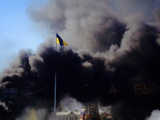 Майдановцы пытаются оттеснить правоохранителей