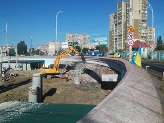 Киевляне против строительства ТРЦ на Героев Днепра