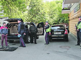 Пассажиры и водитель авто спешно удрали, оставив машину во дворе дома по ул. Довженко, 2