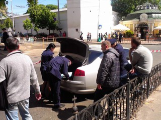 Возле Киево-Печерской лавры представители «Самообороны» задержали мужчину на «Audi»