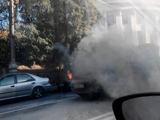 На улице Грушевского по неизвестным причинам загорелся внедорожник Mazda
