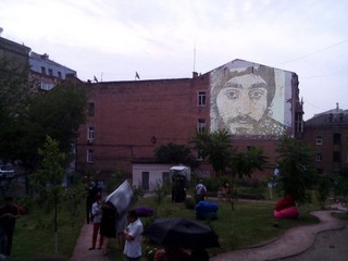 В центре Киева появилась графика с изображением Нигояна