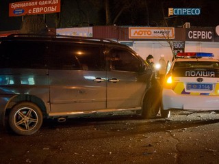 В Киеве полицейская машина врезалась в микроавтобус