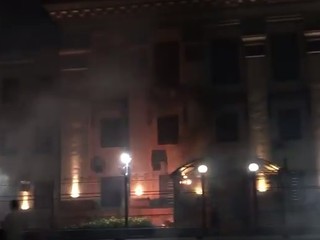 Ночь под посольством РФ была весёленькой 