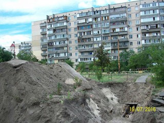 Сотрудники Киевэнерго уничтожили клумбу на Оболони
