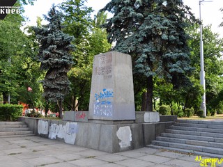 В Киеве демонтировали очередной советский памятник