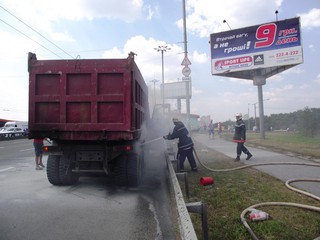 На Московском мосту во время движения загорелся большой грузовик