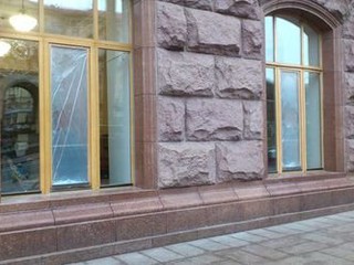 В мэрии побили окна 