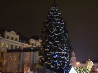 В Киеве зажгли новогоднюю ёлку