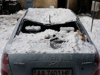 На автомобиль упала глыба снега