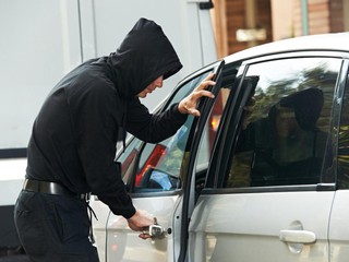 В Шевченковском районе мужчина пытался незаконно завладеть автомобилем