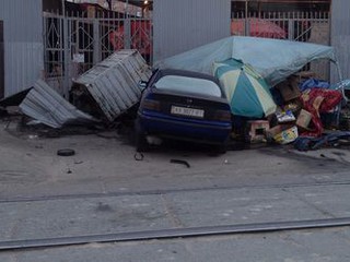 Автомобиль врезался в груду мусора около ограждения Лукьяновского рынка