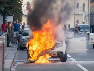 В центре Киева загорелся автомобиль посольства США в Украине