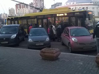 на площади Победы автомобилисты оккупировали остановку возле универмага Украина