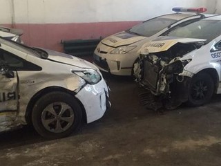 Полиция разбила десятки автомобилей