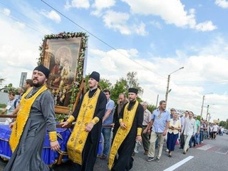 Крестный ход идет на Киев