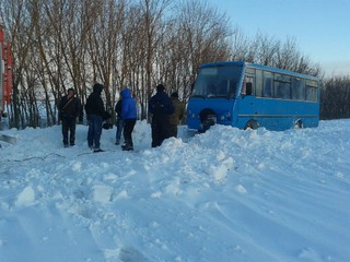 В Киевской области в снежных заносах застряли маршрутки