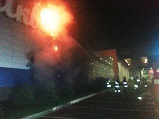 Огнем уничтожено 6 квадратных метров рекламного щита, повреждено 15 квадратных метров наружной облицовки фасада