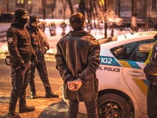 В Киеве мужчина избивал свою жену и стрелял в прохожих