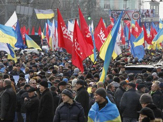 На Майдан идет толпа