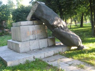 Памятник Владимиру Ленину снесли