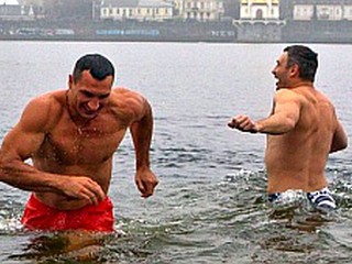 Братья Кличко приняли участие в традиционном обряде очищения водой в Днепре