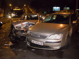 На улице Вышгородской столкнулись два автомобиля