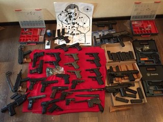 В Киеве задержали мужчину с коллекцией пистолетов