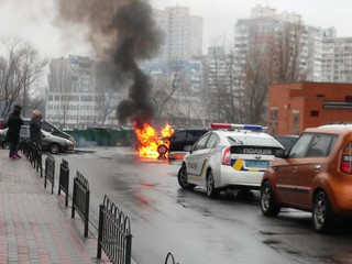 В Дарницком районе подожгли автомобиль