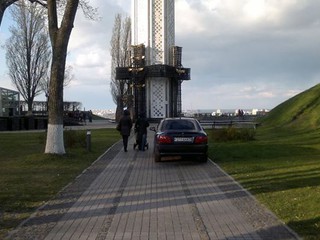 Водители уже обнаглели до того, что паркуются под памятником жертвам Голодомора