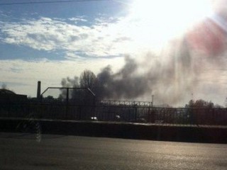 На одном из заводов Киева горит один их цехов, а параллельно происходит конфликт