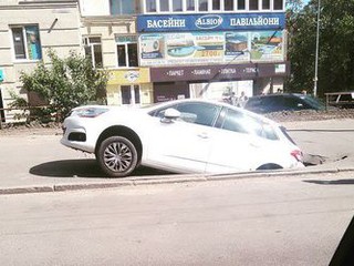 В Голосеевском районе столицы автомобиль ушел под землю