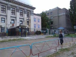 Активисты разукрасили забор посольства РФ