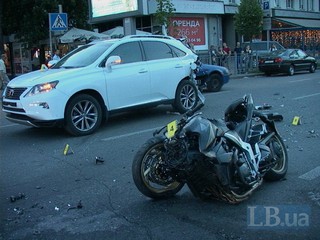 В Киеве женщина на дорогой иномарке сбила насмерть мотоциклиста