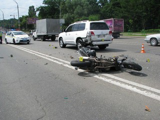 В результате удара мотоциклист попал под колеса двигавшегося навстречу автомобиля Ford