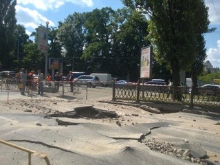 Провалилась часть дороги в центре Киева