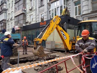 В центре Киева демонтируют пристройку к ресторану