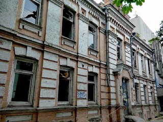 В Киеве еще одно здание довели до ужасного состояния