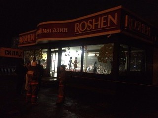 Неизвестные выстрелили из гранатомета в магазин Roshen на Оболони