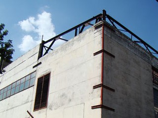 На столичном заводе «Большевик» сносят крышу