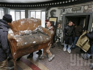 Киевляне провели уборку в сгоревшем кинотеатре Жовтень