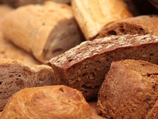 Старикам в Киеве начали раздавать хлеб