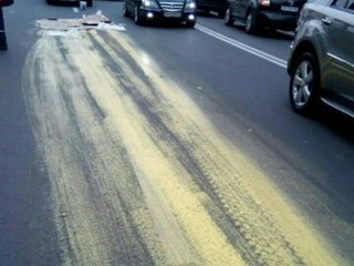 Из машины вытекла краска прямо на дорожное покрытие