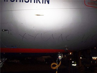 Сотрудники аэропорта Борисполь написали на самолете слова о Путине