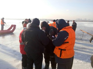 Рыбаков сняли с льдины 