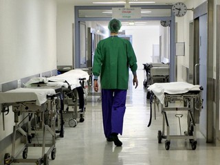 Рабочих спасают врачи
